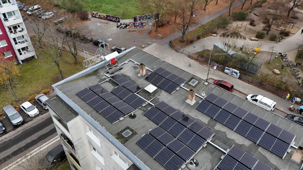 Aufbau einer Solardachanlage für Mieterstrom